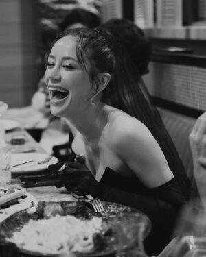 Buse Arslan Instagram - Thank you to everyone who made our henna night fun. We had a lot of fun. My funny funny girls, you raise the energy of every place. And boys, whose place are you raiding? 😂
Arkadaşlarım,bin yıllık dostlarım ve canım ailem! 🤍 İyi ki!
Güzelliğime ortak olanlar 😜
Canım stylingim 
@gbgstyle @mehtapstefou Sana güvenmek ne güzel ! @a46tuvanam @gulsahaydinaccessories @ilvi_official 
Saçlarımı hiç emanet edemem . Ama başak burcu ve detaycıysa ettim gitti! @atakangelisli 
E on yılı var mı tanışıklığımızın ? Ne güzel dokundun yüzüme yine @mervekesci_ 
O kadar soru sormasa bu kadar iyi olmazdı belki bu kareler @hakanakmanwedding 
Bizi ağırlayan. @ikon.happymoons 
@sohoiletisim 💫
Ve gustosunu en sevdiğim party mekanımız. @kaiabebek 
Uzaklarda ve erkek oldukları için 😂 kınama gelemeyen dostlarım @yltankahramann @uzaygokhanirmak 
@fanfantufan 
@dinar_kahveci 
ve Kardeşim @bugrarsslan 
Oğlanların baskınını beklemiyordum. 😂🚨
Bubu&Çaça @cagrisensoy #hennanight 🤍Yakıldı mı o kına? 😂