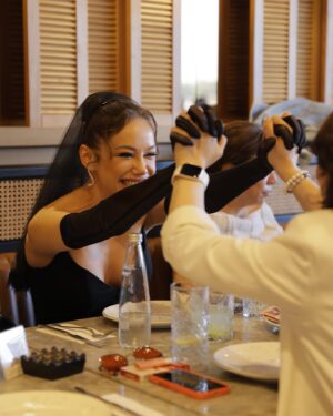 Buse Arslan Instagram - Thank you to everyone who made our henna night fun. We had a lot of fun. My funny funny girls, you raise the energy of every place. And boys, whose place are you raiding? 😂
Arkadaşlarım,bin yıllık dostlarım ve canım ailem! 🤍 İyi ki!
Güzelliğime ortak olanlar 😜
Canım stylingim 
@gbgstyle @mehtapstefou Sana güvenmek ne güzel ! @a46tuvanam @gulsahaydinaccessories @ilvi_official 
Saçlarımı hiç emanet edemem . Ama başak burcu ve detaycıysa ettim gitti! @atakangelisli 
E on yılı var mı tanışıklığımızın ? Ne güzel dokundun yüzüme yine @mervekesci_ 
O kadar soru sormasa bu kadar iyi olmazdı belki bu kareler @hakanakmanwedding 
Bizi ağırlayan. @ikon.happymoons 
@sohoiletisim 💫
Ve gustosunu en sevdiğim party mekanımız. @kaiabebek 
Uzaklarda ve erkek oldukları için 😂 kınama gelemeyen dostlarım @yltankahramann @uzaygokhanirmak 
@fanfantufan 
@dinar_kahveci 
ve Kardeşim @bugrarsslan 
Oğlanların baskınını beklemiyordum. 😂🚨
Bubu&Çaça @cagrisensoy #hennanight 🤍Yakıldı mı o kına? 😂