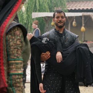 Buse Arslan Instagram - Dündar bey ‘ in 
Kulucahisar’ın 
Bacıyan-ı Rum ‘un 
Cerkutay’ın
Ve Yeni Şehir’in deli kızı Aygül Hatun iyi ki seni tanıdım deli kız iyi ki ! Sayende daha cesur daha gözükarayım.
Gönlüme değen, kalbimi zenginleştiren, çelme takan ,dersleri bitirmeyen, bedel ödeten, bedel ödeyen, çok koşan çok öğrenen, çok seven… 3 yıl artı çiftlik zamanlarım🤍 Dünyanın en iyi kalpli aktörleri. Sizin ile dağ tepe koşturmayı çok sevdim. 
Canım partönerim,şansım hayatım boyunca senin kadar yetenekli aktörlerle karşılaşıyım… Ve bugünleri çok özlemeden yine sahnede olalım. @cagrisensoy 
Komutanlar ,generaller, acemi birliği ve ustalıkta öğrenen, öğreten zamanlar ,hocalarım ekibimiz. 🙂🤍
Ve babacanlığı, kalbi ile @huseyinnureddindal ve nezaketi, naifliği, kadının iş güzelleştirdiğinin kanıtı @aslizeyneppekerbozdag ve yapımcımız @mehmetbozdag iyi ki Aygül’ ü seçtin iyi ki yüreklendirdin.🙏🏻 
Hep güzellikleri hatırlarım kalbim de çok güzelsiniz ben botları çıkattım askerlik biter teşekkürler 🤍