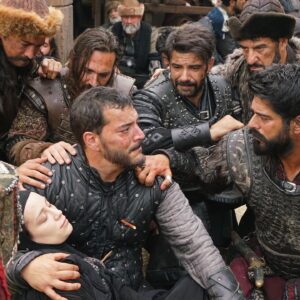 Buse Arslan Instagram - Dündar bey ‘ in 
Kulucahisar’ın 
Bacıyan-ı Rum ‘un 
Cerkutay’ın
Ve Yeni Şehir’in deli kızı Aygül Hatun iyi ki seni tanıdım deli kız iyi ki ! Sayende daha cesur daha gözükarayım.
Gönlüme değen, kalbimi zenginleştiren, çelme takan ,dersleri bitirmeyen, bedel ödeten, bedel ödeyen, çok koşan çok öğrenen, çok seven… 3 yıl artı çiftlik zamanlarım🤍 Dünyanın en iyi kalpli aktörleri. Sizin ile dağ tepe koşturmayı çok sevdim. 
Canım partönerim,şansım hayatım boyunca senin kadar yetenekli aktörlerle karşılaşıyım… Ve bugünleri çok özlemeden yine sahnede olalım. @cagrisensoy 
Komutanlar ,generaller, acemi birliği ve ustalıkta öğrenen, öğreten zamanlar ,hocalarım ekibimiz. 🙂🤍
Ve babacanlığı, kalbi ile @huseyinnureddindal ve nezaketi, naifliği, kadının iş güzelleştirdiğinin kanıtı @aslizeyneppekerbozdag ve yapımcımız @mehmetbozdag iyi ki Aygül’ ü seçtin iyi ki yüreklendirdin.🙏🏻 
Hep güzellikleri hatırlarım kalbim de çok güzelsiniz ben botları çıkattım askerlik biter teşekkürler 🤍