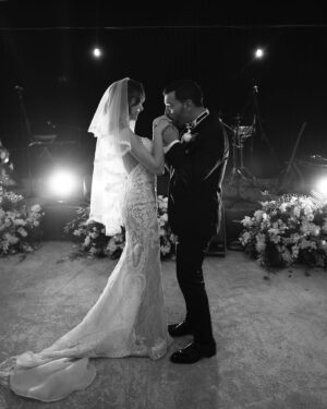 Buse Arslan Instagram - Çok sevdim 🤍👰🏼‍♀️ Tüm güzel dilekleriniz için teşekkür ederiz . 

Thank you for all your good wishes. Which of the three wedding dresses is your favourite?😃

@zuleyhakuruwedding 💫
📸: @hakanakmanwedding 
@anakampsocial 
@gbgstyle