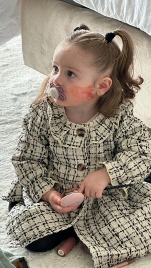 Éloïse Appelle Instagram - Notre petit bébé qui paraît déjà si grande! On fête pour la première fois Pâques ensemble 🐣🤍