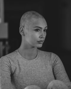 Éloïse Appelle Instagram - Par où commencer pour vous parler de ces dernières semaines… Il m’a fallu un peu de temps avant d’accepter la situation et de pouvoir vous partager ce que je ressens! Le 8 février 2024, un mois pile après avoir soufflé ma 26ème bougies, on me diagnostique un cancer du sein agressif.. Je me suis senti vidée, dévastée,j’ai eu peur mais en même temps je ne me suis jamais sentie aussi vivante que ces dernières semaines. Je vivais aux travers de mes rêves, mes projets et mes objectifs, j’en avais oublié de profiter de l’instant présent alors malgré tout la vie et ce cancer sont venus me rappeler l’importance du mot: VIVRE! Certes c’est une épreuve, chaque chimiothérapie est une sensation désagréable et dévastatrice, où j’ai le sentiment de perdre pied mais je veux traverser tout ça avec le sourire. J’ai confiance en la vie et l’univers, si je vis ça aujourd’hui c’est qu’il doit y avoir une bonne raison! Je tenais tout particulièrement à te remercier mon amour @anthonacca , sans ton soutien tout serait différent, tu sais me faire rire, me surprendre et trouver les bons mots quand j’en ai besoin! Je n’oublierais jamais ta main serrer la mienne durant ce rendez-vous où tout a basculé, à ce moment j’ai su que quoiqu’il ce passe nous étions ensemble pour surmonter ça! Prenez soin de vous et de vos proches, savourez chaque moments, chaque secondes, n’attendez pas pour profiter de la vie, elle est si belle mais elle peut-être si imprévisible 🤍