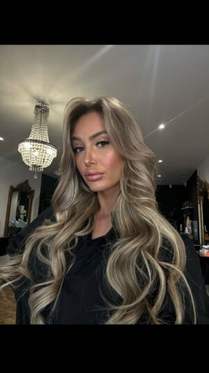 Éloïse Appelle Instagram - NEW HAIR by @sabrina_creation ✨

#collaborationcommerciale