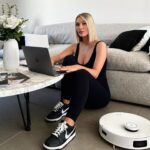 Éloïse Appelle Instagram - Autant dire qu’entre le boulot, ma vie de famille, ma vie de couple, le ménage et le sport j’ai eu du mal à trouver du temps pour prendre des cours d’anglais.. Du coup j’ai trouvé la solution, j’utilise mon nouvel aspirateur DEEBOT T10 de chez @ecovacs_france , il est juste INCROYABLE, il aspire et lave le sol tout seul! Pendant que lui s’occupe du ménage, je peu enfin me consacrer à l’apprentissage de l’anglais! 📚 Et vous qu’est ce vous feriez-vous si vous aviez plus de temps libre grâce à DEEBOT? ✨ Faites le nous savoir et tentez votre chance pour gagner un DEEBOT T10! Pour valider votre participation : 1.Commentez ce post 2.Postez sur votre propre compte une photo ou une vidéo accompagnée des hashtags #DEEBOTyourLife et #ECOVACS pour illustrer ce que vous feriez de ce nouveau temps libre 3.Le gagnant sera annoncé le 19 octobre sur les pages d’ECOVACS France et ici *Ce concours n’est en aucun cas sponsorisé, administré ou associé à Instagram, Inc. Le concours se déroule du 03/10 au 17/10 2022. 1 ECOVACS DEEBOT T10 sera expédié au gagnant. Le prix ne peut pas être échangé en espèces. Nous nous réservons le droit de mettre fin à ce concours à tout moment. Bonne chance à vous 🍀 Contenu créé en collaboration avec @ecovacs_france