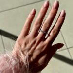 Éloïse Appelle Instagram - A tous les amoureux à l’approche de la Saint Valentin faites plaisir à votre amour en offrant les plus beaux et uniques bijoux de la marque Darry Ring. 💓 Darry Ring c’est une boutique unique grâce à son concept d’exception: Seuls les couples peuvent acheter chez Darry Ring, avec vérification d'une pièce d'identité valide, ce qui signifie donc qu'on ne peut acheter qu'une seule bague pour le seul amour de sa vie. Un véritable engagement ne se fait pas par des mots, mais par des actions. J’espère que vous pourrez recevoir votre propre accord d’amour! ✨ #DarryRingParis #1ring1life1love #IDverficationRing @darryring_official #collaboration