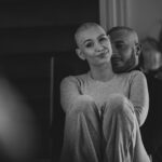 Éloïse Appelle Instagram - Par où commencer pour vous parler de ces dernières semaines… Il m’a fallu un peu de temps avant d’accepter la situation et de pouvoir vous partager ce que je ressens! Le 8 février 2024, un mois pile après avoir soufflé ma 26ème bougies, on me diagnostique un cancer du sein agressif.. Je me suis senti vidée, dévastée,j’ai eu peur mais en même temps je ne me suis jamais sentie aussi vivante que ces dernières semaines. Je vivais aux travers de mes rêves, mes projets et mes objectifs, j’en avais oublié de profiter de l’instant présent alors malgré tout la vie et ce cancer sont venus me rappeler l’importance du mot: VIVRE! Certes c’est une épreuve, chaque chimiothérapie est une sensation désagréable et dévastatrice, où j’ai le sentiment de perdre pied mais je veux traverser tout ça avec le sourire. J’ai confiance en la vie et l’univers, si je vis ça aujourd’hui c’est qu’il doit y avoir une bonne raison! Je tenais tout particulièrement à te remercier mon amour @anthonacca , sans ton soutien tout serait différent, tu sais me faire rire, me surprendre et trouver les bons mots quand j’en ai besoin! Je n’oublierais jamais ta main serrer la mienne durant ce rendez-vous où tout a basculé, à ce moment j’ai su que quoiqu’il ce passe nous étions ensemble pour surmonter ça! Prenez soin de vous et de vos proches, savourez chaque moments, chaque secondes, n’attendez pas pour profiter de la vie, elle est si belle mais elle peut-être si imprévisible 🤍