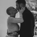 Éloïse Appelle Instagram - Par où commencer pour vous parler de ces dernières semaines… Il m’a fallu un peu de temps avant d’accepter la situation et de pouvoir vous partager ce que je ressens! Le 8 février 2024, un mois pile après avoir soufflé ma 26ème bougies, on me diagnostique un cancer du sein agressif.. Je me suis senti vidée, dévastée,j’ai eu peur mais en même temps je ne me suis jamais sentie aussi vivante que ces dernières semaines. Je vivais aux travers de mes rêves, mes projets et mes objectifs, j’en avais oublié de profiter de l’instant présent alors malgré tout la vie et ce cancer sont venus me rappeler l’importance du mot: VIVRE! Certes c’est une épreuve, chaque chimiothérapie est une sensation désagréable et dévastatrice, où j’ai le sentiment de perdre pied mais je veux traverser tout ça avec le sourire. J’ai confiance en la vie et l’univers, si je vis ça aujourd’hui c’est qu’il doit y avoir une bonne raison! Je tenais tout particulièrement à te remercier mon amour @anthonacca , sans ton soutien tout serait différent, tu sais me faire rire, me surprendre et trouver les bons mots quand j’en ai besoin! Je n’oublierais jamais ta main serrer la mienne durant ce rendez-vous où tout a basculé, à ce moment j’ai su que quoiqu’il ce passe nous étions ensemble pour surmonter ça! Prenez soin de vous et de vos proches, savourez chaque moments, chaque secondes, n’attendez pas pour profiter de la vie, elle est si belle mais elle peut-être si imprévisible 🤍