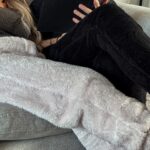 Éloïse Appelle Instagram - Un vendredi cocooning en amoureux 🫶🏼 Au programme c’était film de Noël, lecture, chocolat chaud et bonbons, bien au chaud dans nos jogging @joggo.fr ✨ Profitez de -30% sur le site jusqu’au mardi 28/11! #collaborationcommercialerémunérée