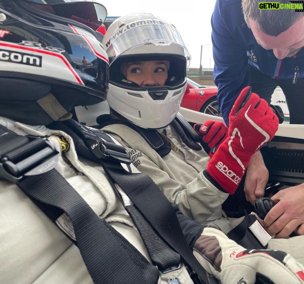 Élodie Fontan Instagram - Journée incroyable sur le fameux circuit Bugatti du Mans 🤩🏎️ Merci @talonpiste de m’avoir offert cette belle opportunité, cette chance de représenter la belle association @mecenatcardiaque , qui fait un travail incroyable et permets à des enfants atteints de malformations cardiaques d’être opérés. Merci à ma super coach @prissoup2b pour sa bienveillance et ses précieux conseils, si heureuse d’avoir partagé cette journée avec toi . Je rentre les yeux pleins d’étoiles d’avoir participé à ce si joli événement 🙏🏼 @talonpiste @mecenatcardiaque @24heuresdumans merci @clemcs.photos pour la seconde photo