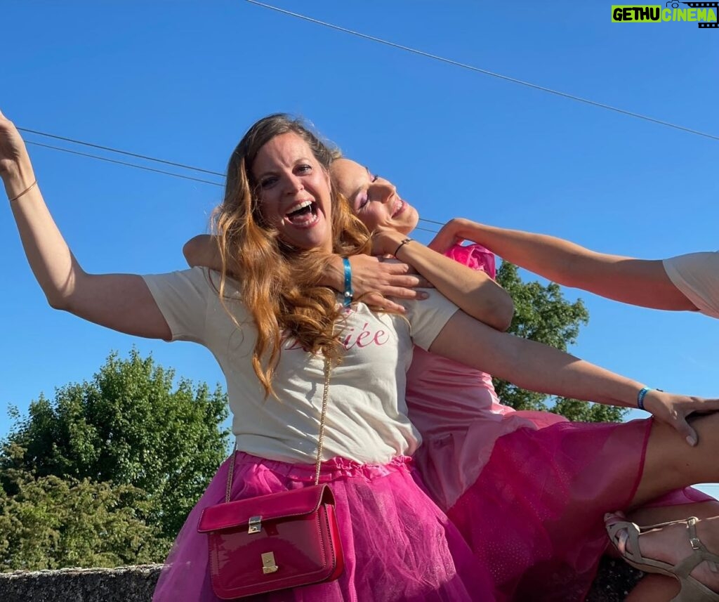 Élodie Fontan Instagram - Flo vous invite à son enterrement de vie de jeune fille dès aujourd hui au cinema ! Et vu la tenue ça vaut le coup 😅 ps: pour arriver à cette photo, on est passé par toutes les suivantes 😁🤪 je pensais pas les partager mais je les trouve très drôles #Alibi.com2 #cinema #comedie @elodiegodart @josephinelacheau @lylloo_officiel