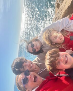 Élodie Gossuin Instagram - ⦅ 𝓕𝓪𝓶𝓲𝓵𝔂 𝓣𝓲𝓶𝓮 ❣️⦆

Pellicule provençale de notre Club des 7 ( avec Patate 🐶 ) ☀️🫶🏻 

📍 @lefregateprovence