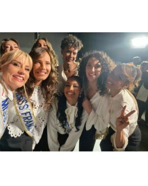 Élodie Gossuin Instagram - Bonheur de vous retrouver mes Queens 👑 … 
et d’avoir honoré la mémoire de notre Grande Dame ❤️

Bienvenue @evegillesoff dans la grande famille des Miss 🩷