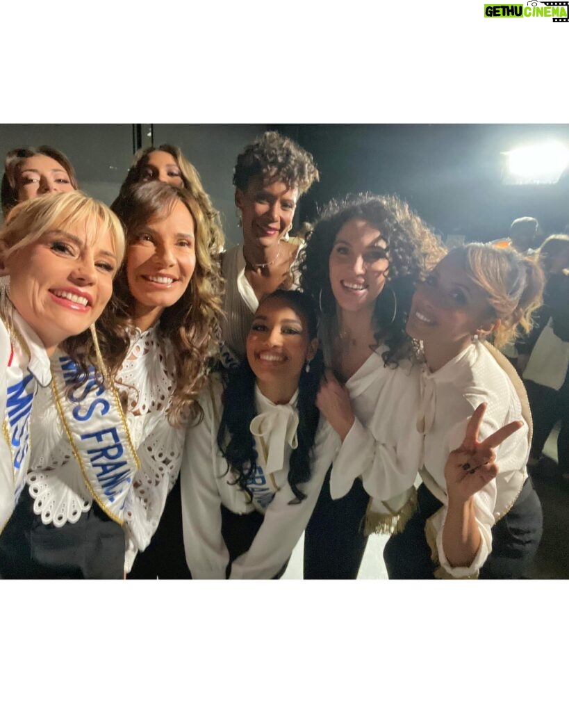 Élodie Gossuin Instagram - Bonheur de vous retrouver mes Queens 👑 … et d’avoir honoré la mémoire de notre Grande Dame ❤️ Bienvenue @evegillesoff dans la grande famille des Miss 🩷