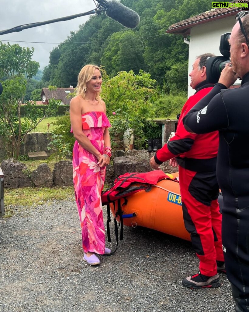 Élodie Gossuin Instagram - 🎥 Coulisses Tournage À retrouver bientôt sur @m6officiel Que la France est belle 🇫🇷 Milesker amis basques 🩷 Et semaine prochaine on reprend les mêmes et on recommence 🙌 #Tournage #TeamMagique 😉⚓️🎬 Sondage : à votre avis dans quelle région ? 😘💌