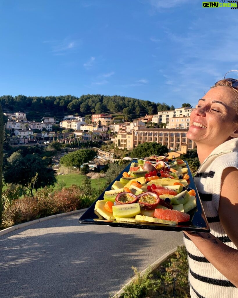 Élodie Gossuin Instagram - ⦅ 𝓕𝓪𝓶𝓲𝓵𝔂 𝓣𝓲𝓶𝓮 ❣️⦆ Pellicule provençale de notre Club des 7 ( avec Patate 🐶 ) ☀️🫶🏻 📍 @lefregateprovence