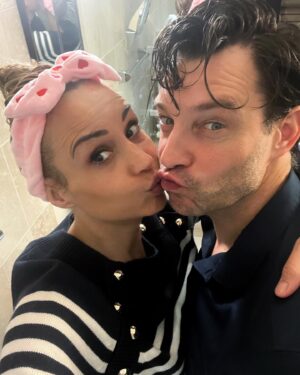 Élodie Gossuin Instagram - ♡ 𝓐̀ 𝓷𝓸𝓼 20 𝓪𝓷𝓼 ∞

𝐸𝓃𝓈𝑒𝓂𝒷𝓁𝑒 ❤️
À notre Vie, les hauts incommensurables, les bas démesurés, les moyens soporifiques.
À nos silences si bruyants, nos discussions feutrées, ta folie si libérée, tes manies Marvel et du rangement psychorigide du lave-vaisselle, 
À ta façon d’être relou, à la mienne d’être chiante et surtout… vive l’Amour ❤️

Merci à Mamie et Papy qui gardent nos 4 merveilles 🙏🏻🫶. 

À nos rares moments si précieux en amoureux 
📍À @thermesmarins_saintmalo pour cet écrin au-delà de nos rêves 💭 🫶🌊🦪🦦🪸🧜‍♀️🧜‍♂️⚓️ #invitation #20ans #Am
