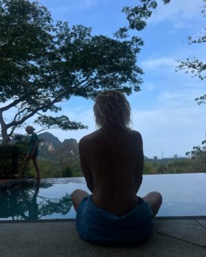 Élodie Gossuin Instagram - 𝓡𝓮𝓼𝓽𝓮𝓻 𝓵𝓪̀ ꕥ

 À jamais gravé dans nos têtes et nos cœurs 🥰🇹🇭

Mais il est temps de sortir du hamac, bye les tongs, bonjour baskets et cartables !!! 
C’est la reprise pour tout le monde 💪🏼🏫🖊️📚 bisous forts chez vous 🩷