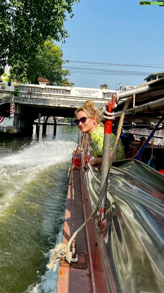 Élodie Gossuin Instagram - 𝓥𝓵𝓸𝓰 1 : 𝓑𝓪𝓷𝓰𝓴𝓸𝓴 🇹🇭 Rêve éveillé en famille 💭👀 Vibrer avec le cœur des Thaïlandais, voir les yeux brillants de bienveillance et croire que tout est possible en ce monde 🙏🏻 La suite de notre aventure en 🇹🇭, plus beau voyage de notre vie 💭 … indice : James Bond 😉 @tourlane #Tourlane #CollaborationCommerciale