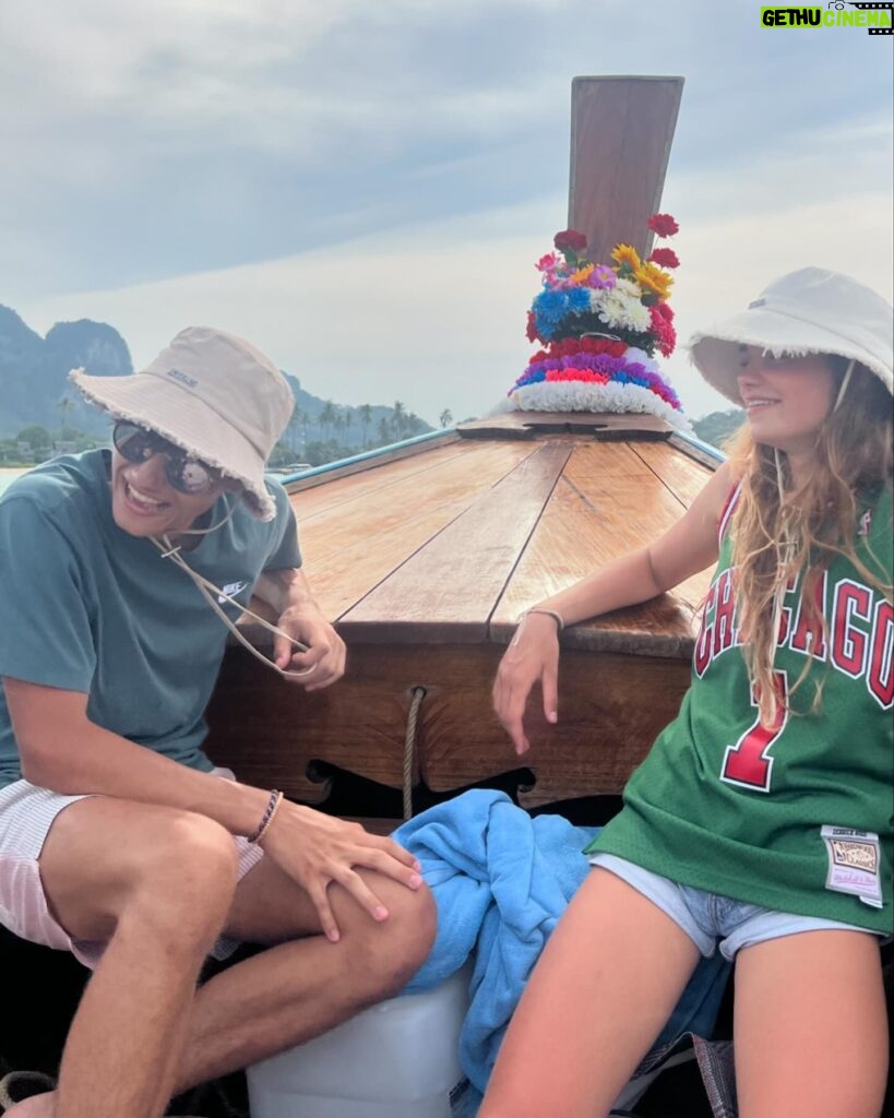 Élodie Gossuin Instagram - 𝓡𝓮𝓼𝓽𝓮𝓻 𝓵𝓪̀ ꕥ À jamais gravé dans nos têtes et nos cœurs 🥰🇹🇭 Mais il est temps de sortir du hamac, bye les tongs, bonjour baskets et cartables !!! C’est la reprise pour tout le monde 💪🏼🏫🖊️📚 bisous forts chez vous 🩷