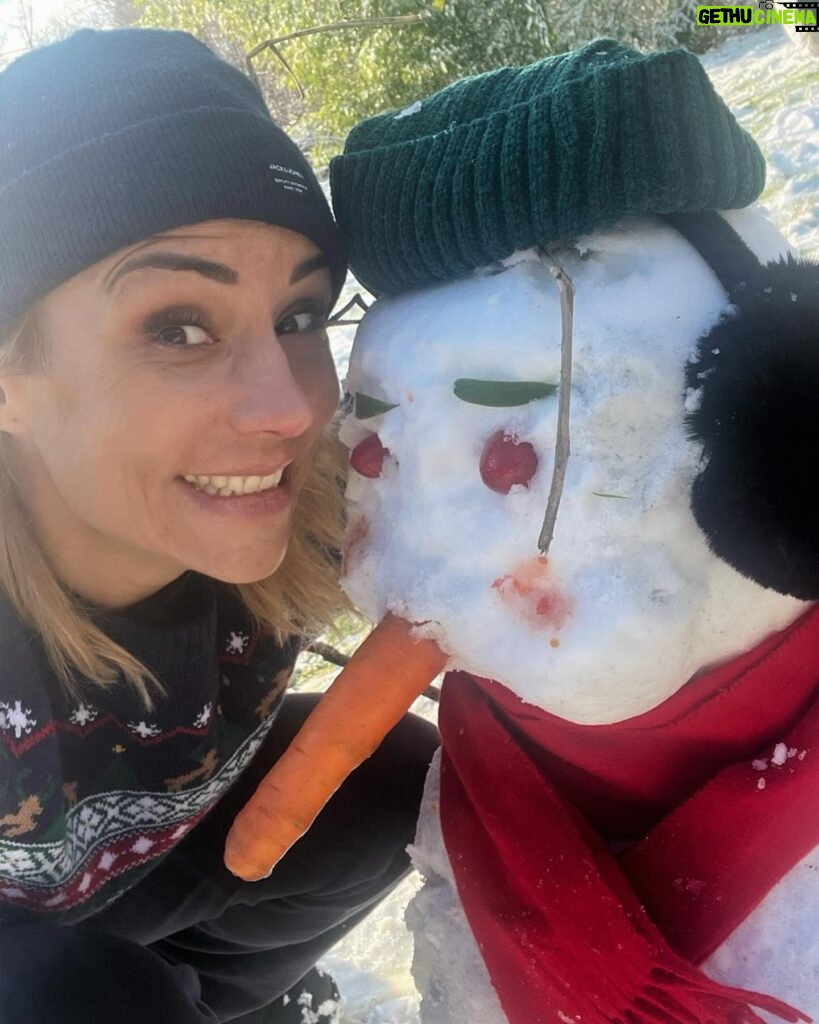 Élodie Gossuin Instagram - C’est quand même plus cool quand ils sont à l’école, on va pas se mentir ? 😂 📚 Olaf Time ⛄️ Snow KO 😵‍💫 Sensation de déjà vécu, help 🆘… école à la maison, télétravail … merci la neige. Des enfants heureux et une maman en PLS 😅… et ça recommence demain ! #Mamaîtresse #FamFolie #Round4 🫠#tbt École ou pas chez vous ? Parents prof ça se passe comment ? 🙌💪