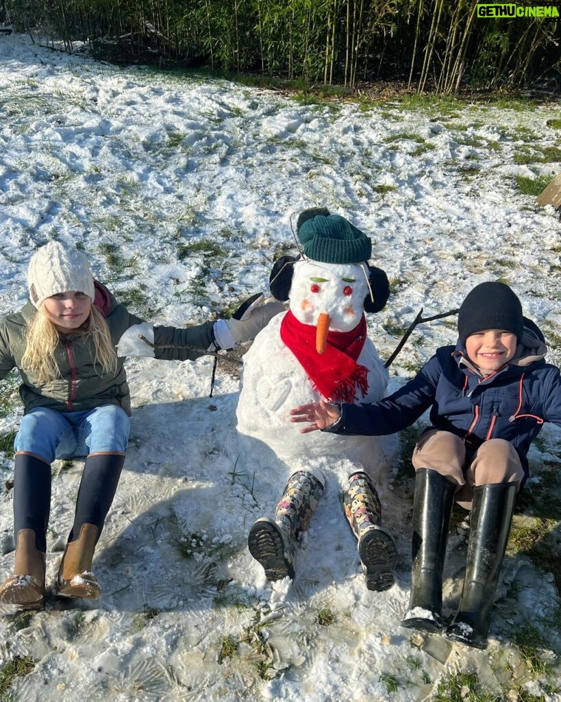 Élodie Gossuin Instagram - C’est quand même plus cool quand ils sont à l’école, on va pas se mentir ? 😂 📚 Olaf Time ⛄️ Snow KO 😵‍💫 Sensation de déjà vécu, help 🆘… école à la maison, télétravail … merci la neige. Des enfants heureux et une maman en PLS 😅… et ça recommence demain ! #Mamaîtresse #FamFolie #Round4 🫠#tbt École ou pas chez vous ? Parents prof ça se passe comment ? 🙌💪