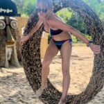 Élodie Gossuin Instagram - 𝓥𝓵𝓸𝓰 5 : 𝓙𝓪𝓶𝓮𝓼 𝓑𝓸𝓷𝓭 𝓖𝓲𝓻𝓵 Forcément obligée de me presque transformer en James Bond Girl ( de Wish😂) sur cette île 🏝️😂 Et mon Amour de Fils @jules.lacheriegossuin qui suit toujours sa folle de mère dans ses délires ❤️🥰 #ThaïFamily #Tribu246 #HappyMummy #Tourlane