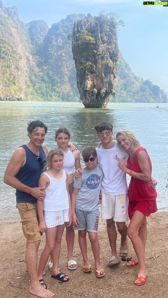 Élodie Gossuin Instagram - 𝓥𝓵𝓸𝓰 4 : 𝓙𝓪𝓶𝓮𝓼 𝓑𝓸𝓷𝓭 𝓘𝓼𝓵𝓪𝓷𝓭 ขอบคุณค่ะ Kop Khun kha Et nos cœurs qui battent si fort, chanceux de sentir ceux en or des Thaïlandais 🙏🏻🇹🇭❤️ #ThaïFamily #Tribu246 #HappyMummy #Tourlane @tourlane #CollaborationCommerciale