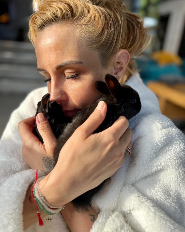 Élodie Gossuin Instagram - 3𝓮̀𝓶𝓮 𝓹𝓪𝓲𝓻𝓮 𝓭𝓮 𝓳𝓾𝓶𝓮𝓪𝓾𝔁 🥰🐰🐰 On a adopté des lapins de Pâques Pac & Man 😂❤️ Si vous leur donniez un prénom ? 😍 { Joséphine & Léonard les ont baptisés Hoppi et Hippo } 🌻 Adoption à la ferme @jardinshautefontaine . Merci à vous et 🙌 pour l’agriculture que vous représentez si bien