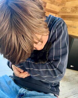 Élodie Gossuin Instagram - 3𝓮̀𝓶𝓮 𝓹𝓪𝓲𝓻𝓮 𝓭𝓮 𝓳𝓾𝓶𝓮𝓪𝓾𝔁 🥰🐰🐰

On a adopté des lapins de Pâques Pac & Man 😂❤️

Si vous leur donniez un prénom ? 😍

{ Joséphine & Léonard les ont baptisés Hoppi et Hippo }

🌻 Adoption à la ferme @jardinshautefontaine . Merci à vous et 🙌 pour l’agriculture que vous représentez si bien