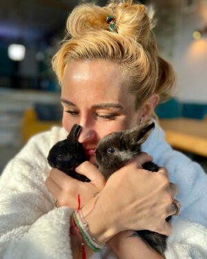Élodie Gossuin Instagram - 3𝓮̀𝓶𝓮 𝓹𝓪𝓲𝓻𝓮 𝓭𝓮 𝓳𝓾𝓶𝓮𝓪𝓾𝔁 🥰🐰🐰

On a adopté des lapins de Pâques Pac & Man 😂❤️

Si vous leur donniez un prénom ? 😍

{ Joséphine & Léonard les ont baptisés Hoppi et Hippo }

🌻 Adoption à la ferme @jardinshautefontaine . Merci à vous et 🙌 pour l’agriculture que vous représentez si bien