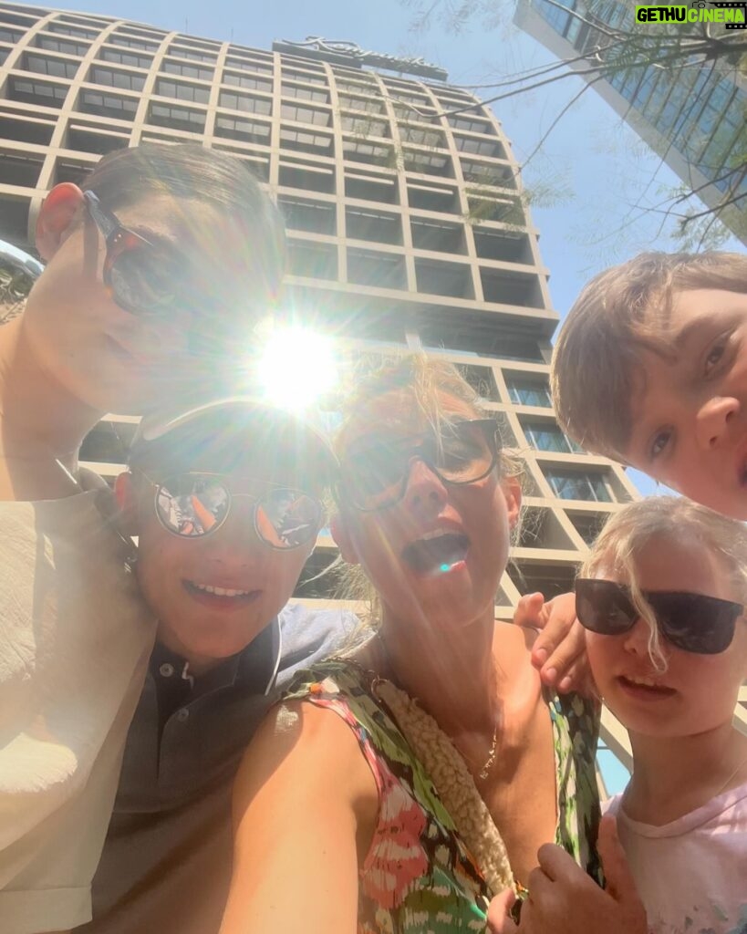 Élodie Gossuin Instagram - Le pays du 𝓼𝓸𝓾𝓻𝓲𝓻𝓮 ツ 🆃🅷🅰︎🅸̈🅻🅰︎🅽🅳🅴 J’en ai tellement rêvé… vivre ce rêve en famille, ici avec mes Vies 😍 Personnalisé pour notre tribu by @tourlane , encore mieux que tout ce qu’on s’est imaginé 🤩🤩🤩 📍 @sindhornkempinski #Tourlane #Tribu246#HappyFamily #CollaborationCommerciale