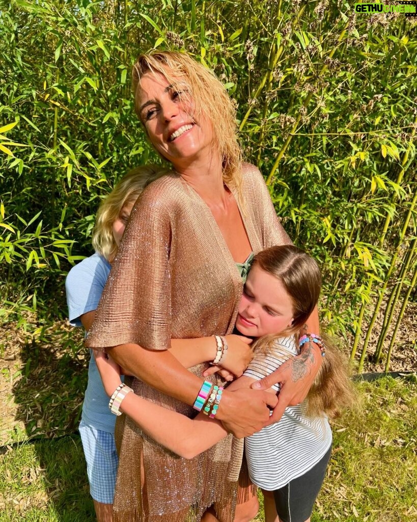 Élodie Gossuin Instagram - Maman Comblée 🐥 🐥🐥🐥 Déjà gâtée pour la fête des Mères. Merci mes Amours, je suis fan de Simone 🥰💫 . Connaissez-vous Simone ? 🩷 C’est une de mes marques chouchoutes avec ses bijoux colorés en métal émaillé et engagés pour prendre soin de soi, des femmes et de la planète. @simoneabordeaux a lancé sa collection capsule spéciale Fête des Mères “Mia Mama” avec des bijoux magnifiques qu'on se passe de mères en filles et nièces ! #HappyMum #love♾️ #simoneabordeaux #collaborationcommerciale