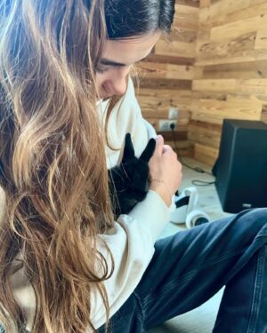 Élodie Gossuin Instagram - 3𝓮̀𝓶𝓮 𝓹𝓪𝓲𝓻𝓮 𝓭𝓮 𝓳𝓾𝓶𝓮𝓪𝓾𝔁 🥰🐰🐰

On a adopté des lapins de Pâques Pac & Man 😂❤️

Si vous leur donniez un prénom ? 😍

{ Joséphine & Léonard les ont baptisés Hoppi et Hippo }

🌻 Adoption à la ferme @jardinshautefontaine . Merci à vous et 🙌 pour l’agriculture que vous représentez si bien
