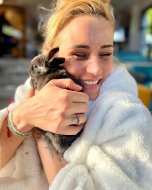 Élodie Gossuin Instagram - 3𝓮̀𝓶𝓮 𝓹𝓪𝓲𝓻𝓮 𝓭𝓮 𝓳𝓾𝓶𝓮𝓪𝓾𝔁 🥰🐰🐰

On a adopté des lapins de Pâques Pac & Man 😂❤️

Si vous leur donniez un prénom ? 😍

{ Joséphine & Léonard les ont baptisés Hoppi et Hippo }

🌻 Adoption à la ferme @jardinshautefontaine . Merci à vous et 🙌 pour l’agriculture que vous représentez si bien