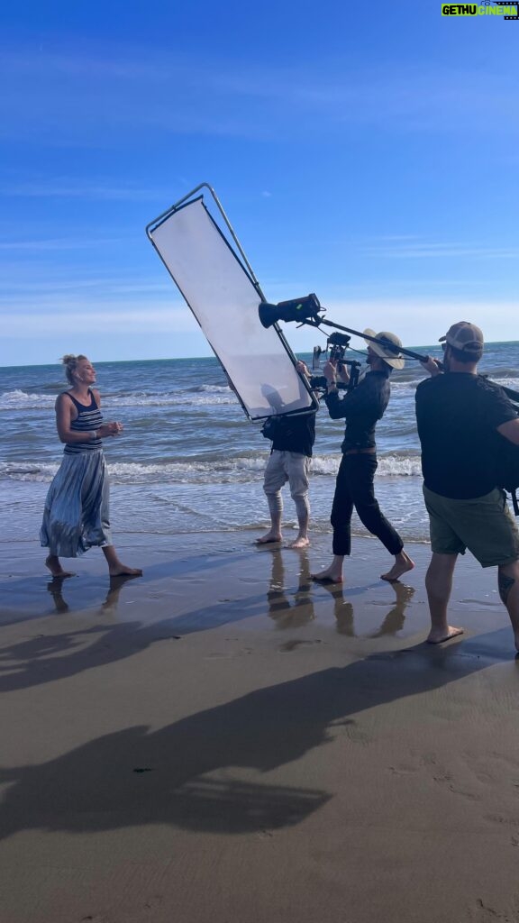 Élodie Gossuin Instagram - On en parle de ce temps de m…. 🤯☔️⛈️💨 ? Allez on part ensemble chercher le soleil sur @6ter dès 21h10 ☀️ #Landes 🌊 #Paradis #ViveLeCamping 🏄‍♀️