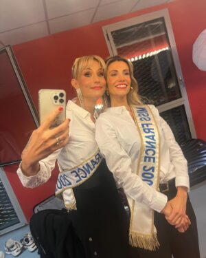 Élodie Gossuin Instagram - Bonheur de vous retrouver mes Queens 👑 … 
et d’avoir honoré la mémoire de notre Grande Dame ❤️

Bienvenue @evegillesoff dans la grande famille des Miss 🩷