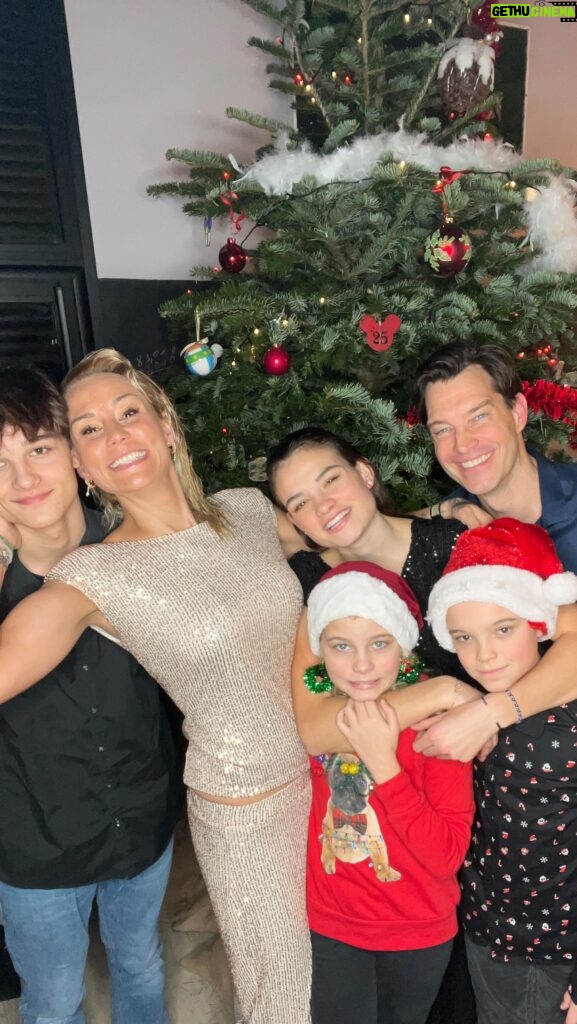 Élodie Gossuin Instagram - 🎅🏻 Joyeux Noël 💫 Rien n’est plus important … l’Amour et la Famille ❤️ On vous embrasse tendrement et nous serrons dans nos bras ceux pour qui le manque est encore plus fort en cette période . ✨✨✨