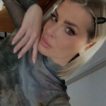 Émilie Fiorelli Instagram - 🤪🔥😂 Quand les trois premiers emojis de votre clavier prédisent l’année à venir! Le mien a l’air plutôt cool 🤪🔥😂 Dites-moi les vôtres en commentaire et découvrons ensemble le style unique de chaque prédiction! #EmojiForecast