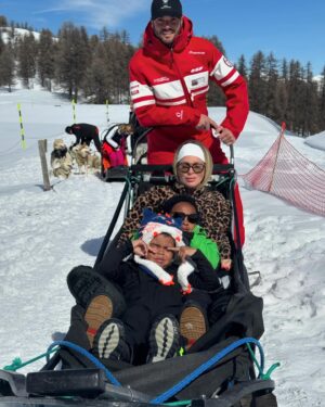 Émilie Fiorelli Instagram - 10 photos de la moitié de notre séjour au ski ⛷️ 
1 - Ce décor 😍
2 - Avec notre assistant 🤣👸🏼👸🏽🫅🏾
3 - Premier télésiège avec mes 2 bébés 
4 - Si petits 🥹
5 - Je serais bien repartie avec 🐕🫶🏻
6 - La raclette c’est démodée, les sushis au ski 🔥
7 - Ma Starlette 👄 
8 - Giuseppe en soirée 🕺🏾(obligée de la poster) 
9 - « on est ghetto ahahah sur la moto ahahah » (Farrell a choisi la légende pour la photo 🤷🏼‍♀️)
10 - Mon état après cette semaine au ski et ces 3 semaines de vacances où je donne tout 🤣

Je suis presque hs et non ce n’est pas si facile le ski avec les enfants mais leurs sourires et leurs joies de vivre représentent ma plus grande réussite 🫶🏻