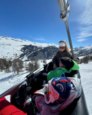 Émilie Fiorelli Instagram - 10 photos de la moitié de notre séjour au ski ⛷️ 
1 - Ce décor 😍
2 - Avec notre assistant 🤣👸🏼👸🏽🫅🏾
3 - Premier télésiège avec mes 2 bébés 
4 - Si petits 🥹
5 - Je serais bien repartie avec 🐕🫶🏻
6 - La raclette c’est démodée, les sushis au ski 🔥
7 - Ma Starlette 👄 
8 - Giuseppe en soirée 🕺🏾(obligée de la poster) 
9 - « on est ghetto ahahah sur la moto ahahah » (Farrell a choisi la légende pour la photo 🤷🏼‍♀️)
10 - Mon état après cette semaine au ski et ces 3 semaines de vacances où je donne tout 🤣

Je suis presque hs et non ce n’est pas si facile le ski avec les enfants mais leurs sourires et leurs joies de vivre représentent ma plus grande réussite 🫶🏻