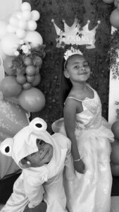 Émilie Fiorelli Instagram - La princesse & La Grenouille Fafou 😂 Retour sur la journée d’anniversaire inoubliable pour les six ans de Louna (6 ans déjà 😩) Une journée magique, des sourires radieux, et des souvenirs pour toute une vie ! Un immense merci à tous ceux qui ont contribué à rendre cette journée si spéciale, ainsi qu’aux prestataires qui ont fait de cet événement un moment parfait🎂✨ Je craque complètement à la fin 😍 #SixAns #AnniversaireMagique Si vous avez besoin d’adresses voici mes prestataires préférés (il s’agit d’un partage spontané) @eventissim pour la déco 🎈 @kombi_event pour les cocktails de fruits frais (exceptionnel 🤌🏻) @maelevacreations pour des personnalisations de perfections 🤩 (offerts) @mister.photobooth des souvenirs photos à vie et personnalisés 😍 @les_gourmandises_de_jo des gâteaux et sablés aussi beaux que bons 😋 @by_events_ merci pour ce joli château blanc pour amuser les enfants