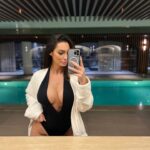 Émilie Nef Naf Instagram - Pool party 🩶