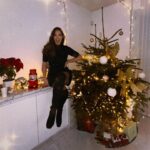 Émilie Nef Naf Instagram - Que les lumières et les étoiles qui illuminent et scintillent autour de nous rentrent dans nos cœurs pour éclairer notre vie. Paix et amour sont mes vœux pour cette fin d’année. Joyeuses fêtes ! 🎄🎁🫶🏼🌹🤍