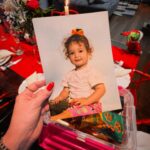 Émilie Nef Naf Instagram - Que les lumières et les étoiles qui illuminent et scintillent autour de nous rentrent dans nos cœurs pour éclairer notre vie. Paix et amour sont mes vœux pour cette fin d’année. Joyeuses fêtes ! 🎄🎁🫶🏼🌹🤍