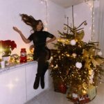 Émilie Nef Naf Instagram - Que les lumières et les étoiles qui illuminent et scintillent autour de nous rentrent dans nos cœurs pour éclairer notre vie. Paix et amour sont mes vœux pour cette fin d’année. Joyeuses fêtes ! 🎄🎁🫶🏼🌹🤍