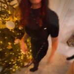 Émilie Nef Naf Instagram - Que les lumières et les étoiles qui illuminent et scintillent autour de nous rentrent dans nos cœurs pour éclairer notre vie. Paix et amour sont mes vœux pour cette fin d’année. Joyeuses fêtes ! 🎄🎁🫶🏼🌹🤍