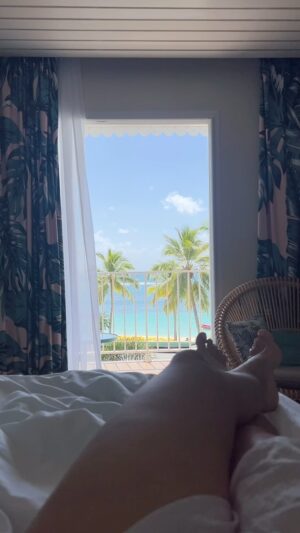 Émilie Nef Naf Instagram - Allons-y 🏝️☀️💛🇬🇵
