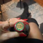 Émilie Nef Naf Instagram - Que les lumières et les étoiles qui illuminent et scintillent autour de nous rentrent dans nos cœurs pour éclairer notre vie. Paix et amour sont mes vœux pour cette fin d’année. Joyeuses fêtes ! 🎄🎁🫶🏼🌹🤍