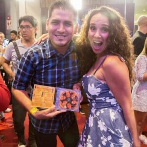 Érika Villalobos Instagram - A nuestros queridos fans y amigos,

Hace 25 años comenzamos un viaje increíble juntos, lleno de pasión y fuego, y hoy queremos agradecerles desde lo más profundo de nuestros corazones. La energía y el cariño que nos han brindado a lo largo de estos años han sido la chispa que ha permitido este sueño.

El concierto del 23 de noviembre es más que una celebración, es un cierre de ciclo, una página de nuestra historia que escribimos juntos. Lo hacemos por nosotros pero también por ustedes, por esa pasión compartida que nos une y nos impulsa a seguir adelante. Así que prepárense, porque esta noche será para recordar.

Estas fotos son el testimonio de una conexión que trasciende el tiempo. Gracias por estar con nosotros en este viaje. ¡Nos vemos en el concierto  del 23 de noviembre en el Anfiteatro del Parque de la Exposición para celebrar! 🎉🎶💃🕺 #TBO25Años #ModoTorbellino❤️🔥 
@danielasarfati @gabocalvom @marcozunino_of @fcayo @barbaracayo @funkybroster @villaloboserika